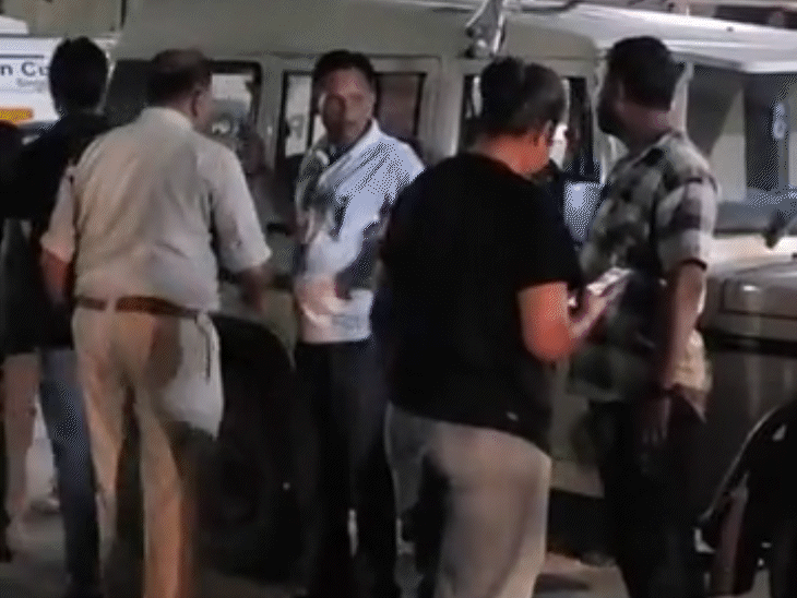 पुलिस बैंक सहित आसपास के सीसीटीवी कैमरों की फुटेज खंगाल रही है।