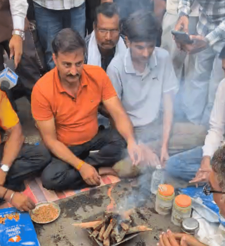 मागण्या मान्य करून घेण्यासाठी शेतकऱ्यांनी सरकारसाठी सद्बुद्धी यज्ञ केला.