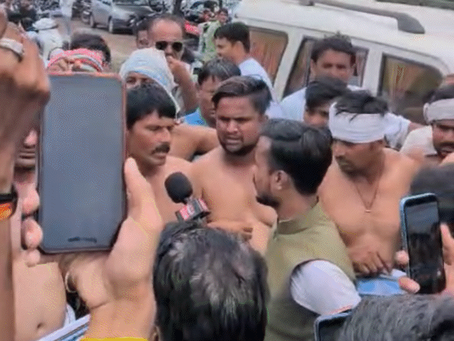 काही शेतकऱ्यांनी आपल्या मागण्यांसाठी अर्धनग्न होऊन आंदोलन केले.
