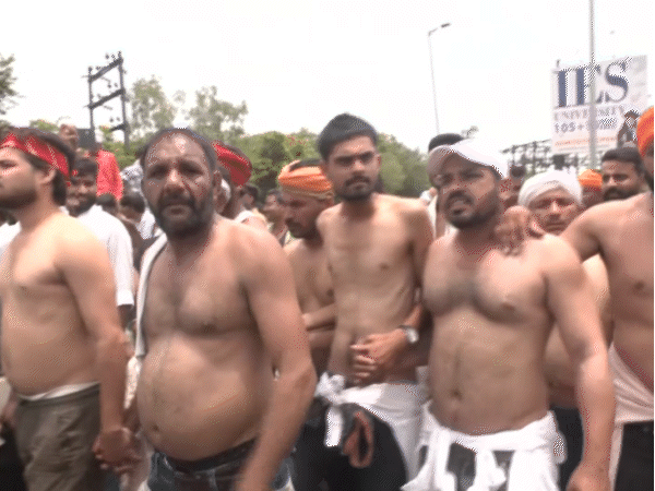 आंदोलकांनी अर्धनग्न होऊन घोषणाबाजी केली आणि रस्त्यावर लोळण घेतले.