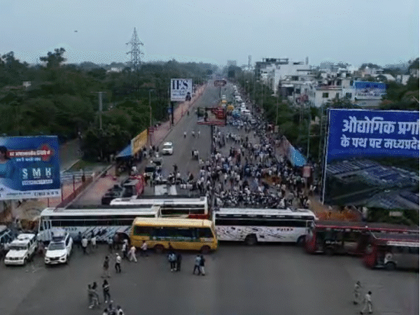 नर्मदापुरम रोडवर आंदोलनकर्त्यांना पुढे जाण्यापासून रोखण्यासाठी बॅरिकेडिंग करण्यात आली आहे.