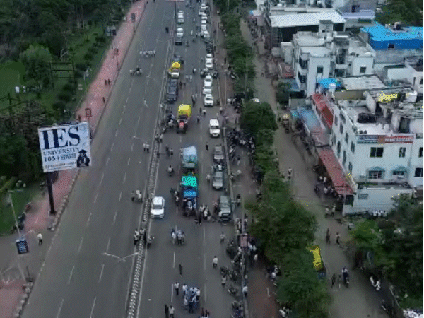 नर्मदापुरम रोडवर आंदोलनकर्त्यांचा जमाव आणि वाहनांची रांग.