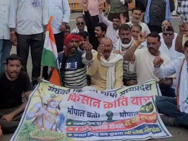 मागण्यांसाठी भोपाळमध्ये रस्त्यावर बसून घोषणाबाजी करणारे शेतकरी.