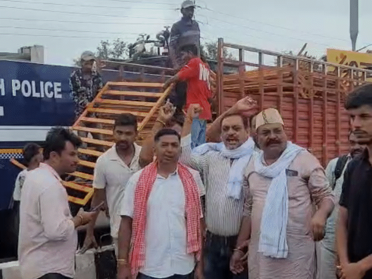 नर्मदापुरम रोडवर मागण्यांसाठी घोषणाबाजी करणारे शेतकरी.