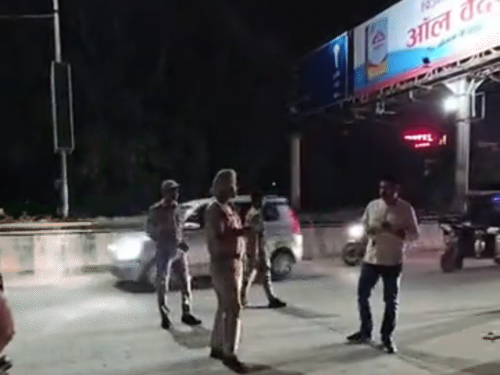 पुलिस ने मौके से दो मोटरसाइकिलें जब्त की हैं, जिन्हें आरोपी भागते समय छोड़ गए थे।