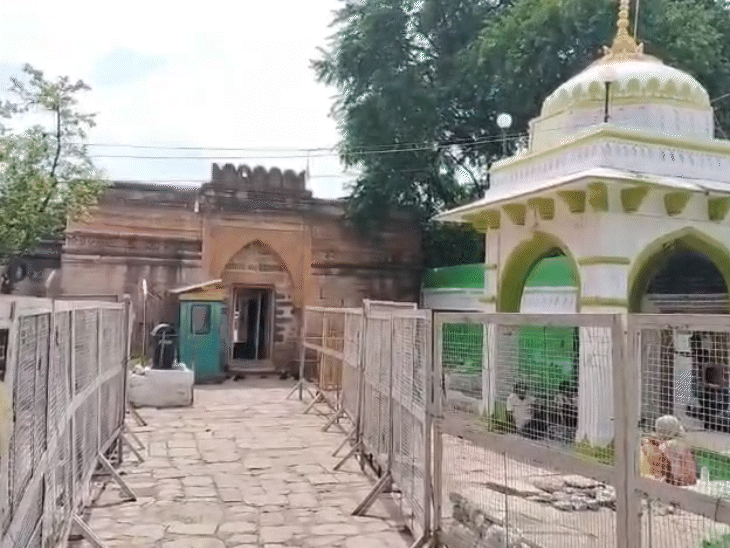 मालीवाड़ा में चालीसपीर दरगाह के पास नमाज के लिए जगह दी गई थी।
