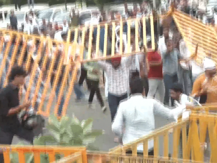 Despite the barricades breaking during the protest, the police did not use force