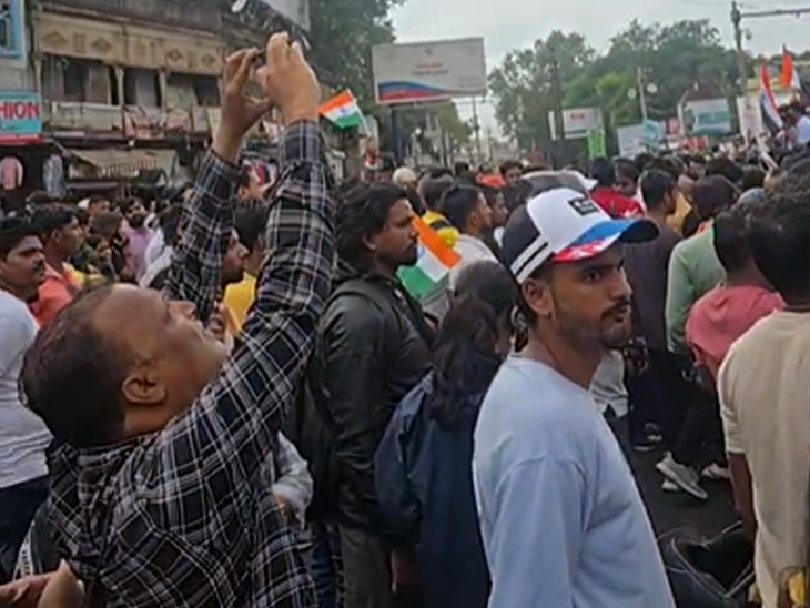 कई जिलों से छात्र इस विरोध प्रदर्शन में शामिल होने के लिए पहुंचे थे।