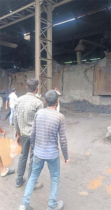 प्लांट में घटना के बाद अन्य मजदूरों की भीड़ इक्ट्ठा हो गई