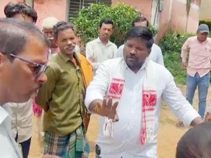 मंगलवार को हाई स्कूल में सायकिल वितरण के दौरान हंगामा किया गया था - Dainik Bhaskar