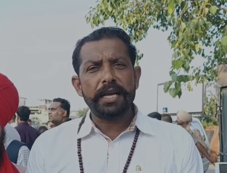 गवान वाल्मीकि शक्ति दल के चेयरमैन डॉ. जैमल सिंह नडाला जानकारी देते हुए।
