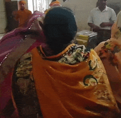 श्रद्धालुओं ने गुरुओं से आशीर्वीद लिया