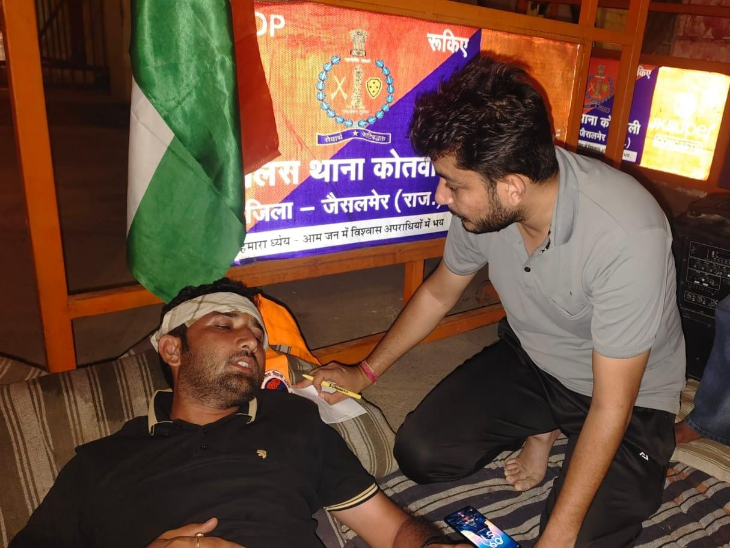 कोतवाली थाने के बाहर पूर्व छात्रसंघ अध्यक्ष महेंद्र सिंह करड़ा भूख हड़ताल पर बैठ गए।