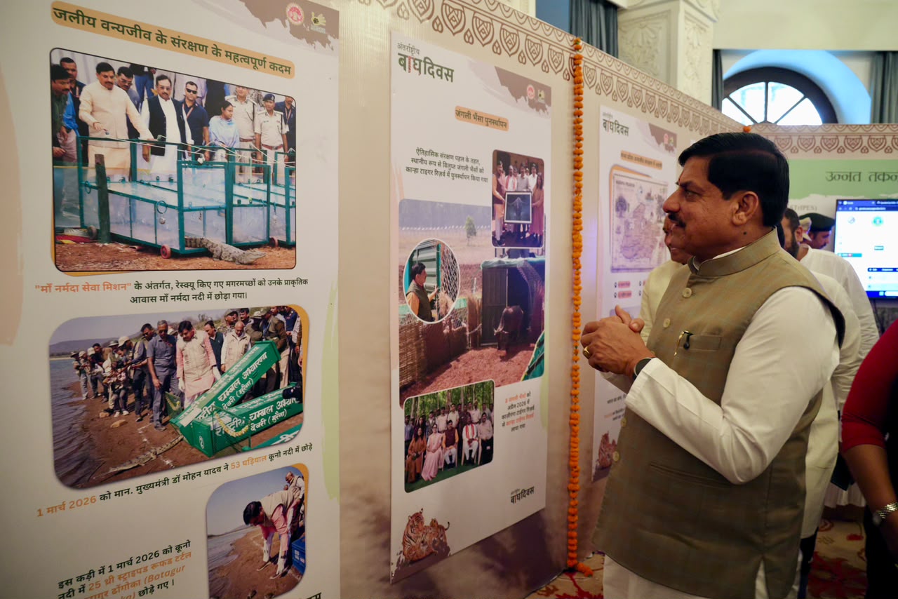 The Chief Minister observing the exhibition at the event.