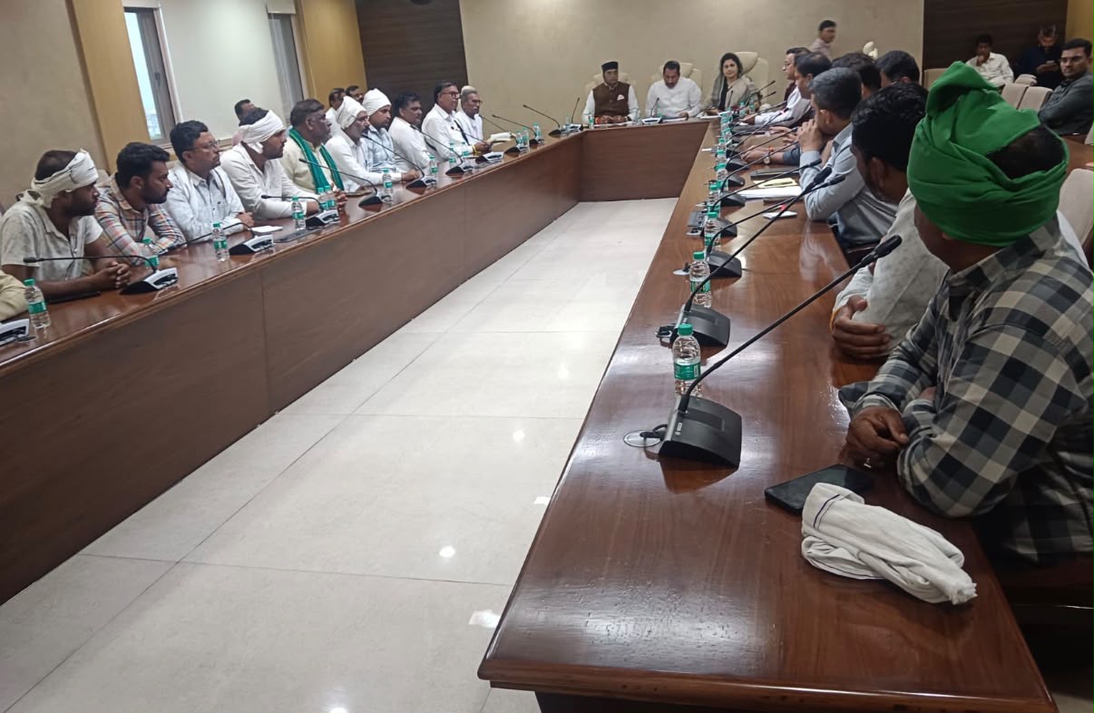 मंत्रालय में कमेटी और किसान प्रतिनिधियों की बैठक शुरू हो गई है।