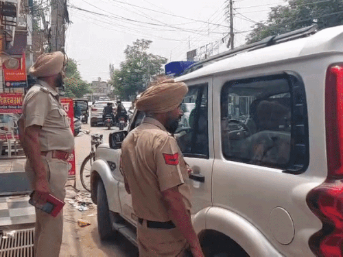 प्रेमी जोड़ों को लेकर जाती पुलिस।
