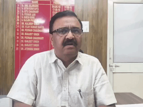 CMO डॉ. जितेंद्र सिंह जानकारी देते हुए।