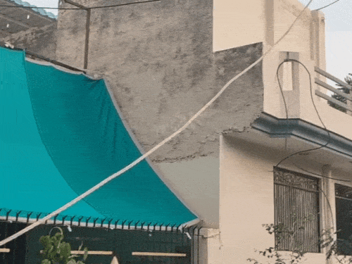 घरों के बाहर टूटकर गिरे बिजली के तार।