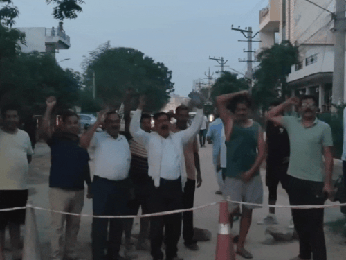 लोगों ने रास्ता जाम करके विरोध जताया।