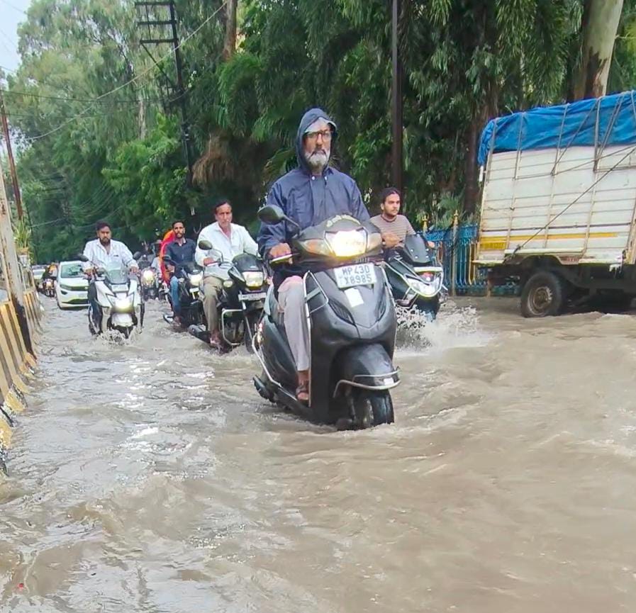 डीआरएम ऑफिस के सामने सड़क डूबी।