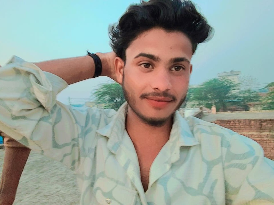 ईयरफोन लगाकर रेलवे ट्रैक पर टहल रहा, पलवल का रहने वाला, ननिहाल में आया था|बल्लभगढ़,Ballabgarh - Dainik Bhaskar