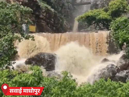 सवाई माधोपुर में बारिश के बाद रणथंभौर स्थित अमरेश्वर महादेव मंदिर में भी झरना बहने लगा है।