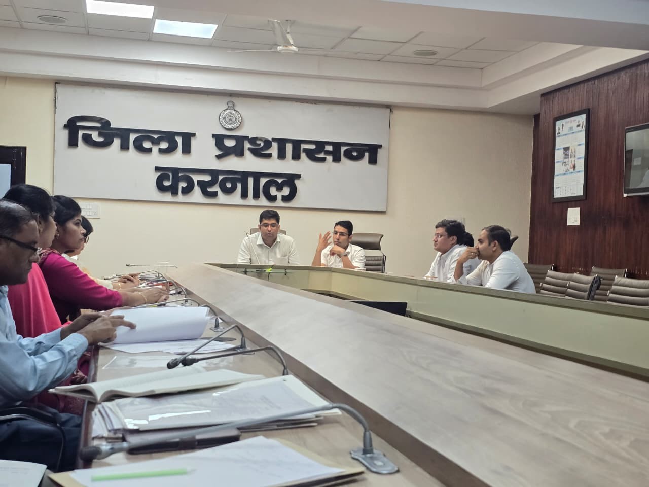 करनाल में मीटिंग लेते हुए डीसी आनंद कुमार शर्मा।