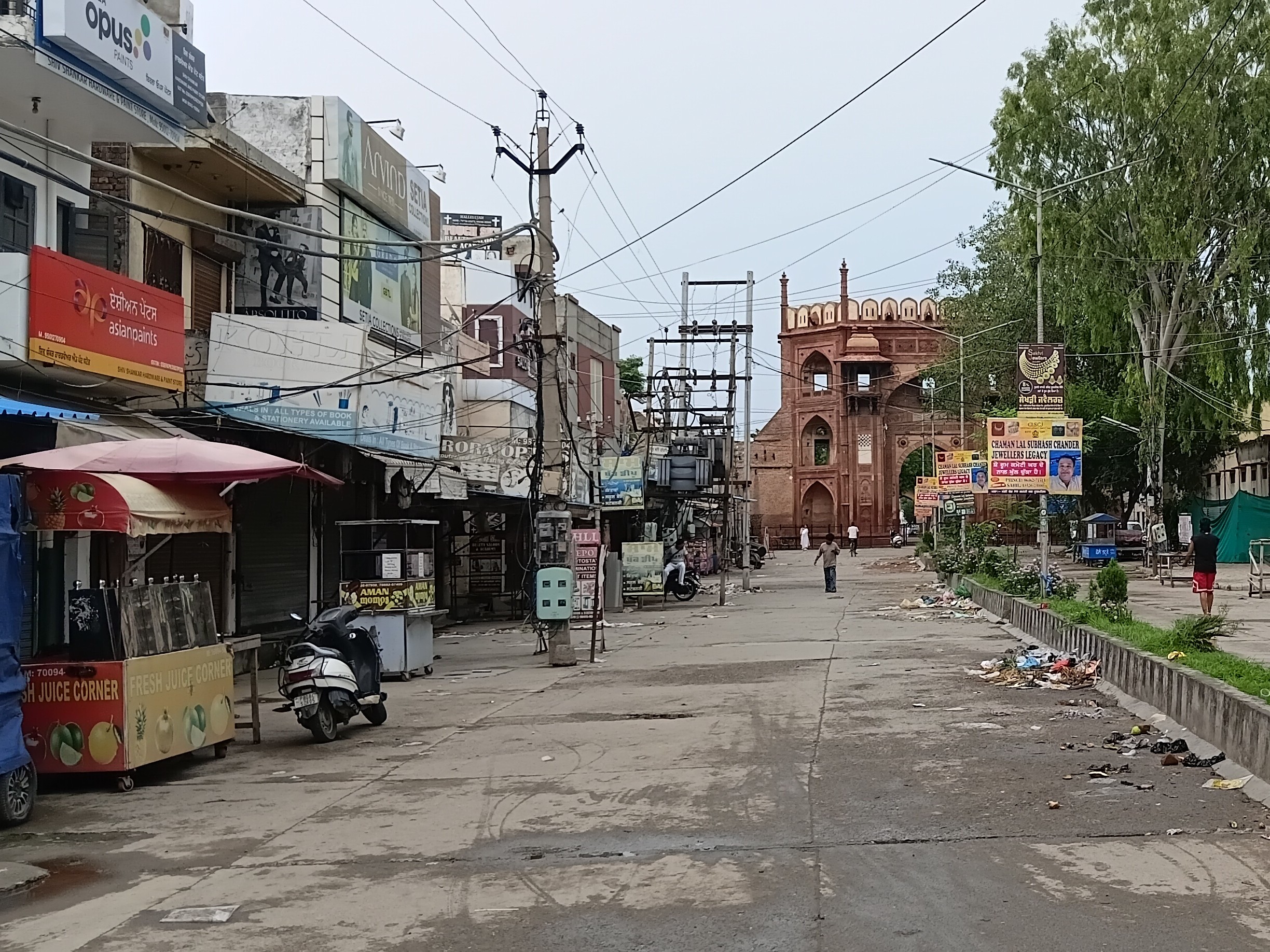 दुकानदारों ने बंद के तहत अपनी दुकानें बंद रखी।