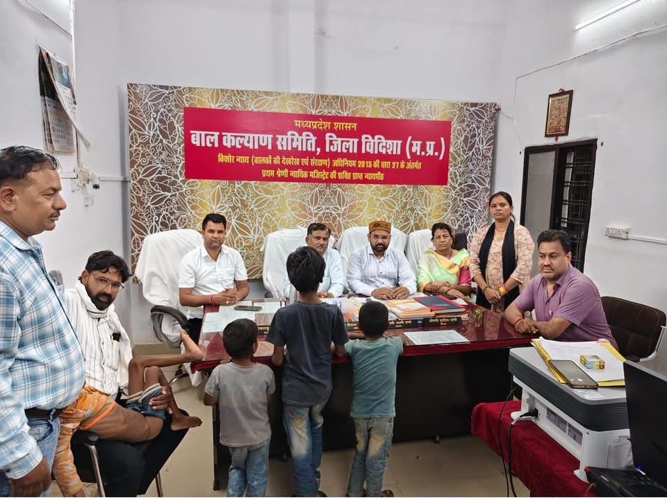 3 बच्चों को चाइल्ड केयर भेजा गया। घायल को भोपाल रेफर किया गया।
