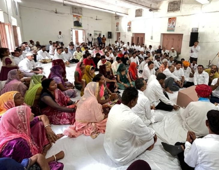 पाली के कांग्रेस भवन में आयोजित बैठक में मौजूद कांग्रेसी।