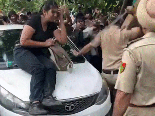जंतर-मंतर प्रोटेस्ट में पुलिस ने प्रदर्शनकारियों पर लाठीचार्ज किया था। आंसू गैस के गोले भी दागे थे। - Dainik Bhaskar