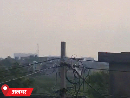 अलवर में आसमान में बादलों और धूप की आंख-मिचौली का दौर चलता रहा। जिले में गर्मी और उमस भी कम रही।