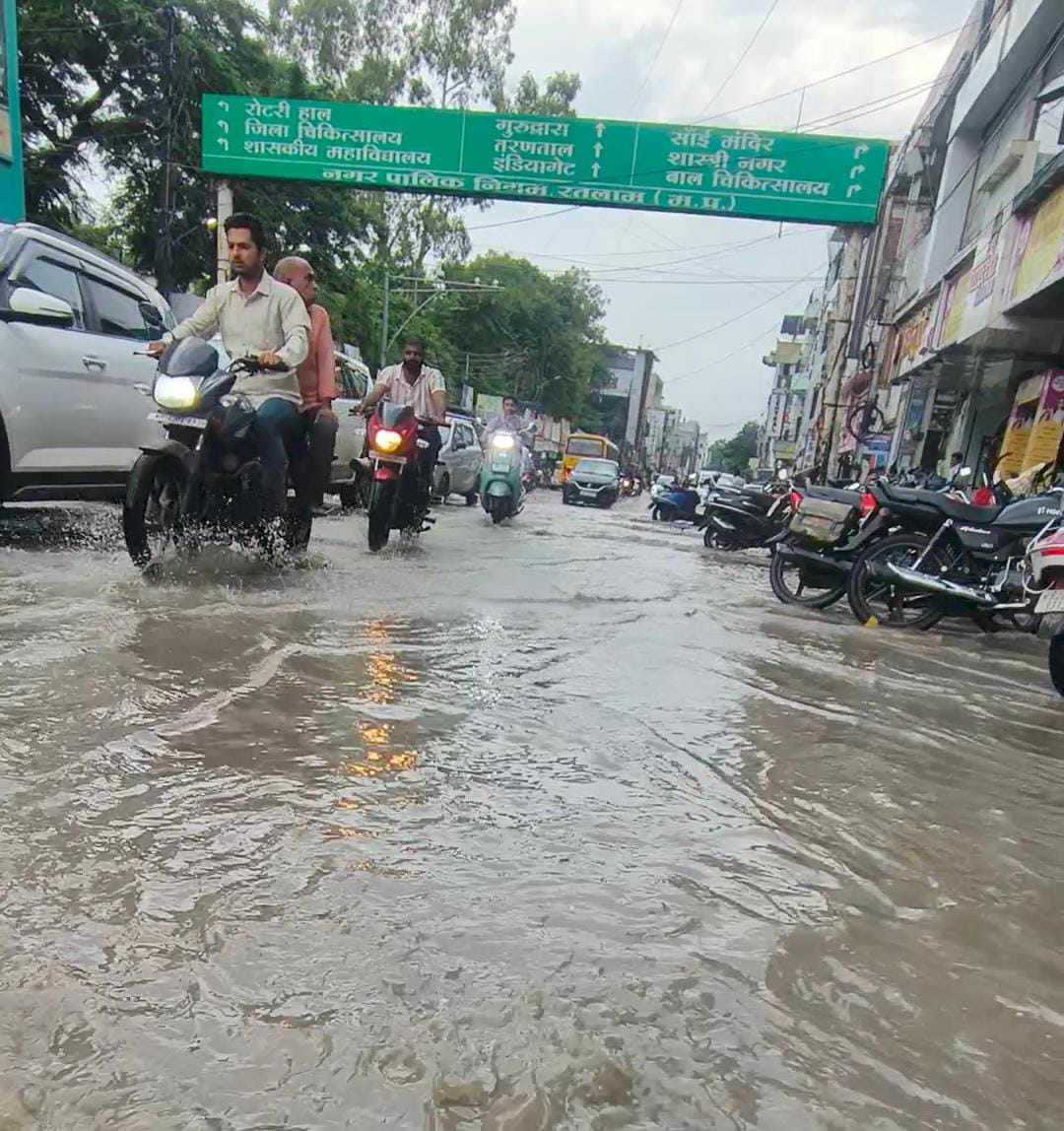तेज बारिश से सड़के डूब गई नदी जैसा नजारा हो गया।