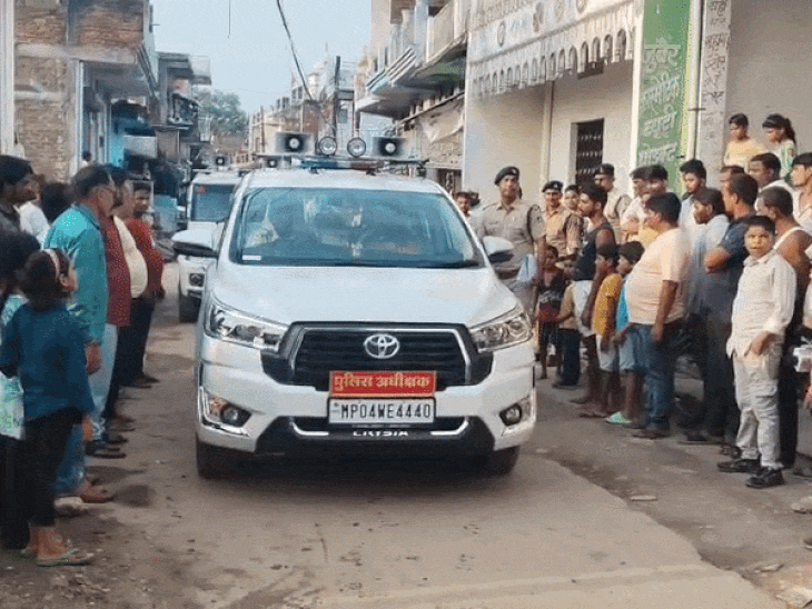 पुलिस अधीक्षक डॉ. गुरुकरण सिंह, वरिष्ठ पुलिस अधिकारियों के साथ मौके पर पहुंचे।