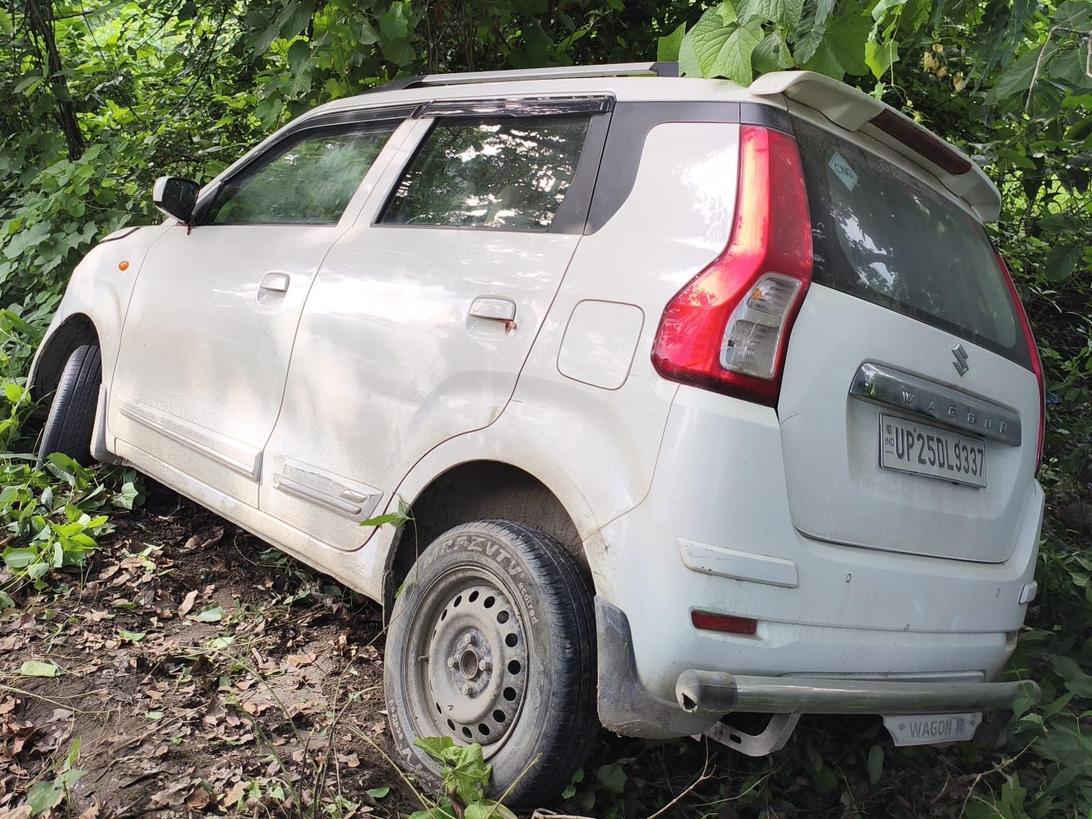 बाइक सवार को टक्कर मारने के बाद कार खाई में गिर गई।
