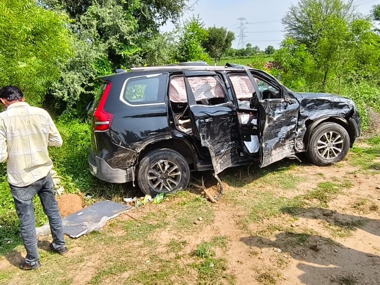 हादसे में स्कॉर्पियो का साइड का हिस्सा बुरी तरह क्षतिग्रस्त हो गया।