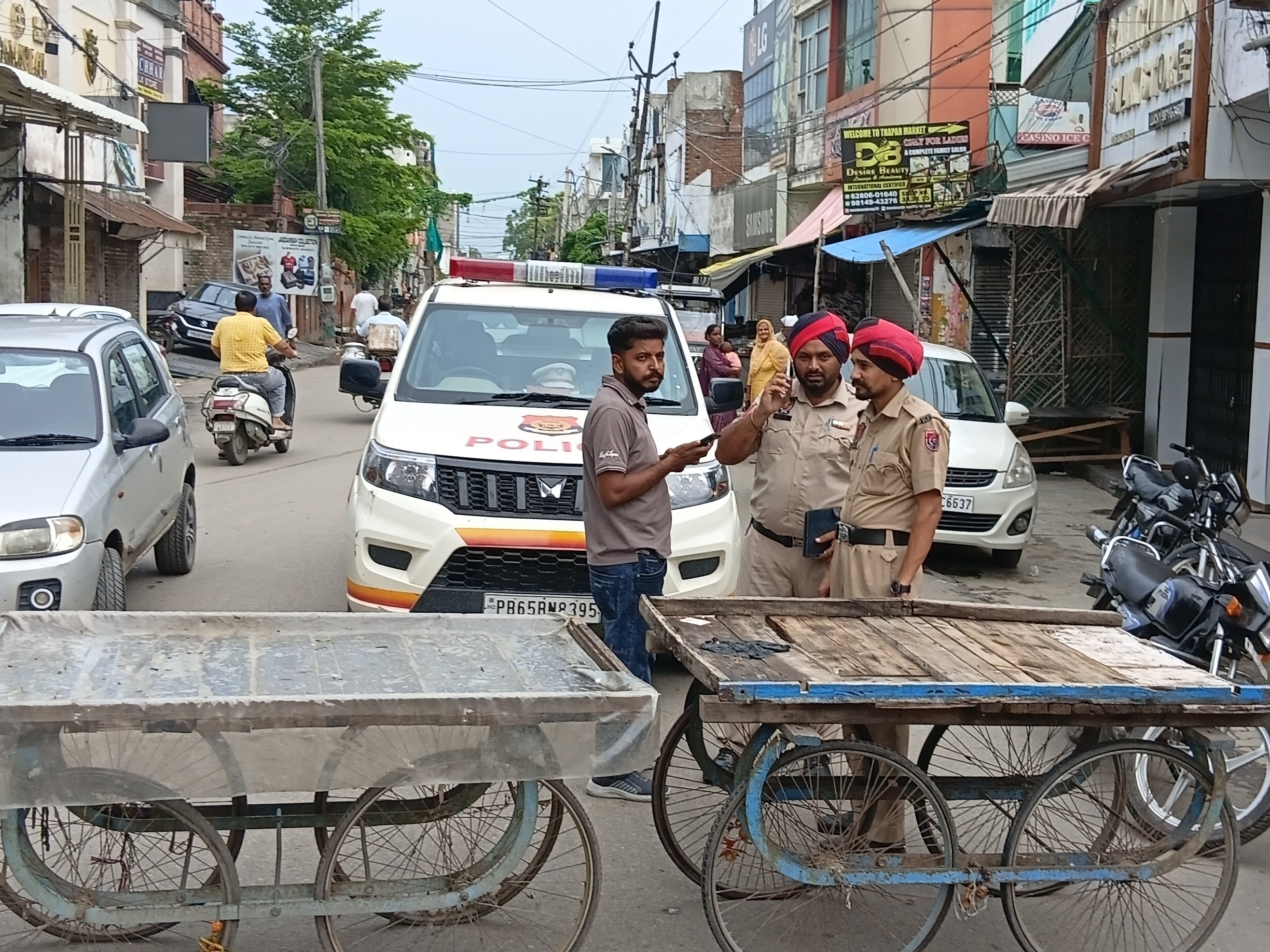 बंद के दौरान मौजूद पुलिस।