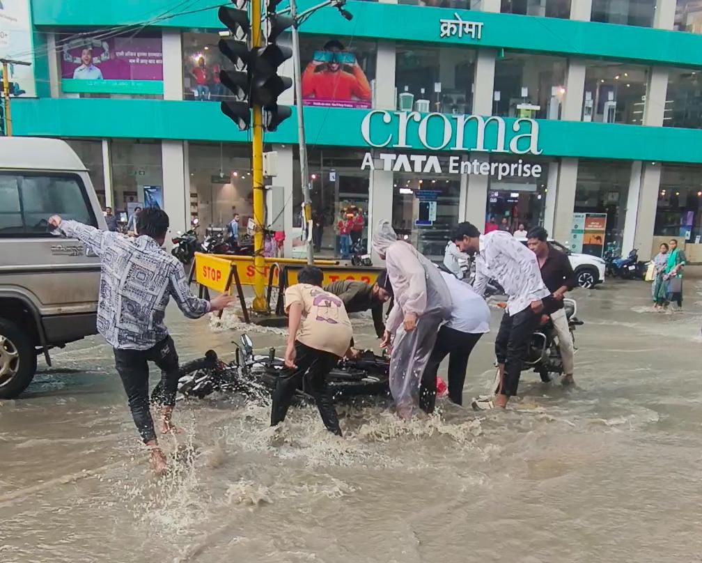 दो बत्ती फ्रींगज चौराहे पर कई वाहन चालक गिरे जिन्हें कुछ युवाओं ने बचाया।