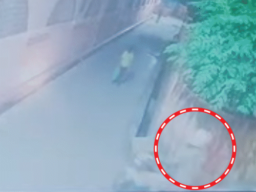 सीसीटीवी से मिली फुटेज में दिख रहा कि सिपाही वर्दी पहनकर बाइक से बच्ची के पास पहुंचा।