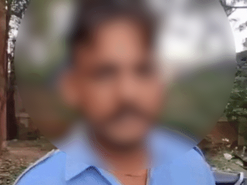 वीडियो में युवक निहंगों से माफी मांगता दिखा।