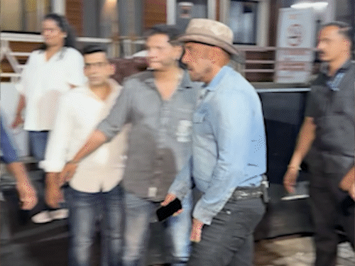 सलमान काउबॉय हैट और ऑल-डेनिम लुक में नजर आए।