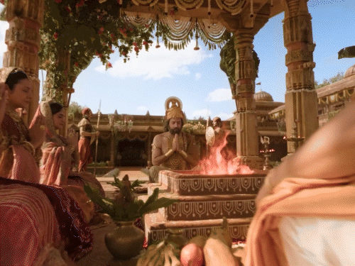 Arun Govil's role as Dasharatha, with his dignified personality, was effective.