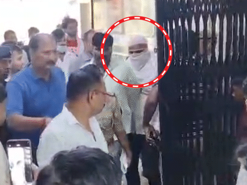 गोरखपुर जिला अस्पताल में डॉक्टरों-नर्सों ने पीटा; यहीं से किडनैप कर श्मशान ले गया था|गोरखपुर,Gorakhpur - Dainik Bhaskar
