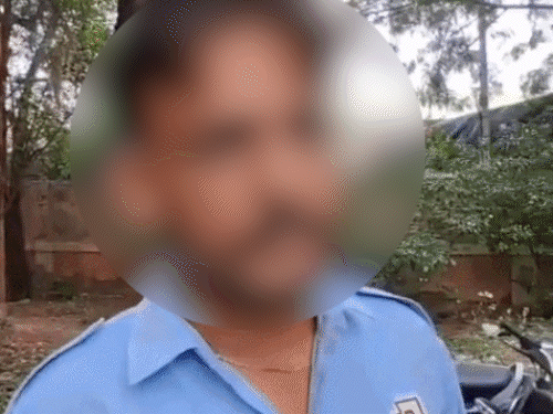 निहंगों ने युवक की गर्दन और चेहरे पर थप्पड़ मारे।