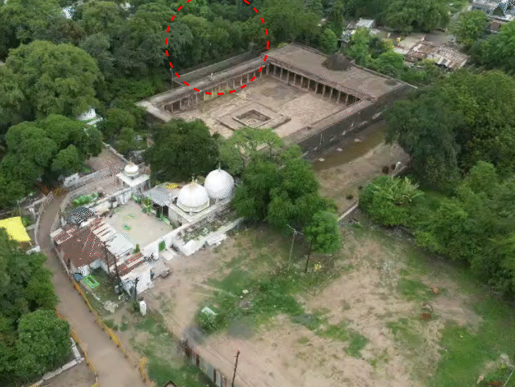 भोजशाळा परिसराच्या मागे उजव्या बाजूला असलेल्या पर्यायी बाहेर पडण्याच्या मार्गावर नमाज पठणाची परवानगी.