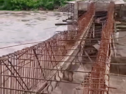 गरियाबंद की उदंती नदी पर ओडिशा सरकार 9 करोड़ रुपए की लागत से इस पुल का निर्माण करा रही थी।