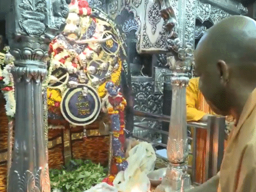 काशी में CM योगी आदित्यनाथ ने सावन महीने के पहले दिन श्री काल भैरव मंदिर में पूजा-अर्चना की।