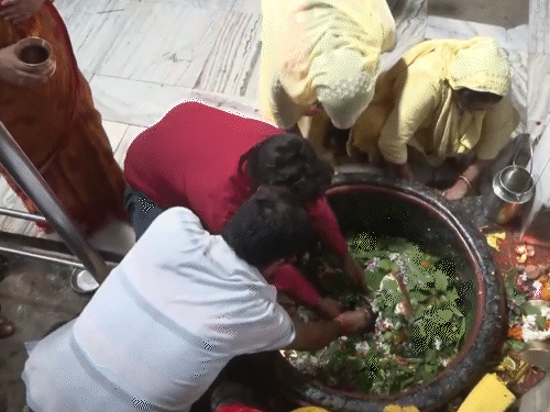 गोरखपुर के महादेव झारखंडी शिव मंदिर में सुबह से भक्तों की लंबी लाइन लगी रही।