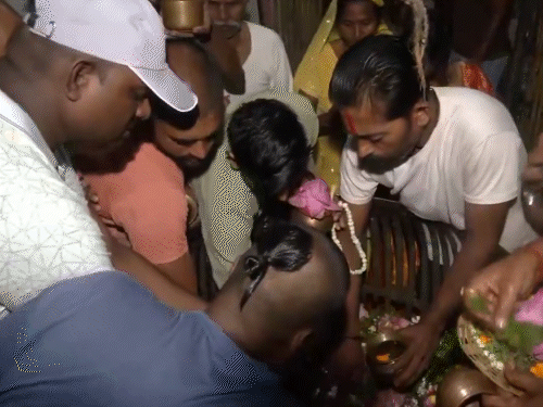 अयोध्या में पूजा-अर्चना करने के लिए नागेश्वर नाथ मंदिर में श्रद्धालुओं की भारी भीड़ उमड़ी।