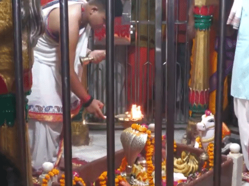 प्रयागराज के मनकामेश्वर मंदिर में श्रद्धालुओं ने महादेव की पूजा-अर्चना की।